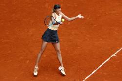  李娜与莎拉波娃正在进行第一局对决 