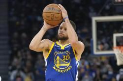 包含库里连续二十场比赛得分超过势不可挡，勇士挑战极限！的词条